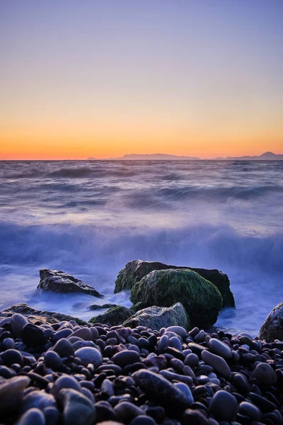 Stenen Strand Voorgrond Grote Stenen Met Mos Zee Met Bergen — Stockfoto
