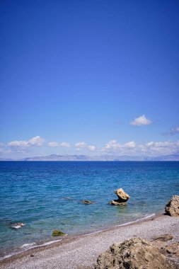 ön planda plaj ile Akdeniz manzarası ve arka planda Türkiye