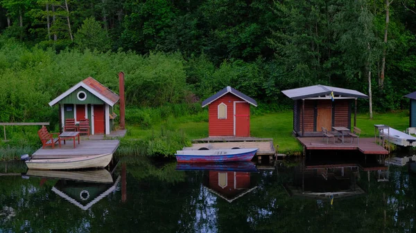 Tres Pequeñas Casas Botes Con Dos Pequeñas Embarcaciones Frente Del —  Fotos de Stock
