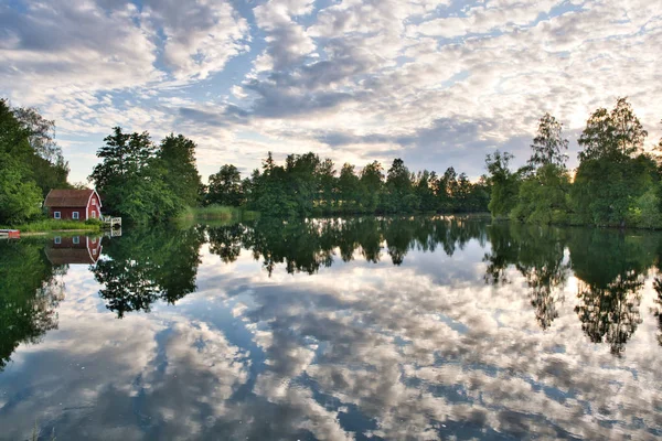 Red Small Cottage Lake Clouds Reflected Water — Stock Photo, Image