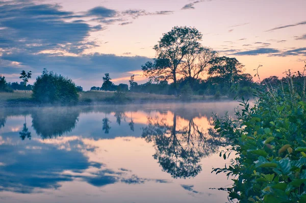 Abendbild Mit Nebel Auf Dem Wasser Mit Bäumen Und Wolken — Stockfoto