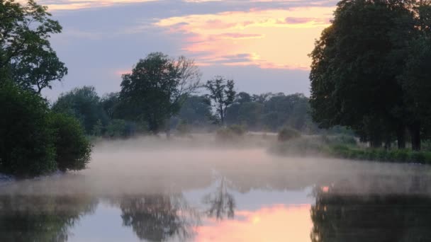 雾扫过水面 背景是夕阳 — 图库视频影像