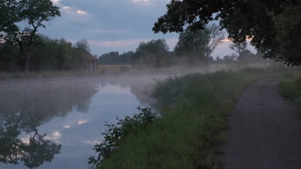 Mist Vegen Het Water Met Zonsondergang Achtergrond — Stockvideo