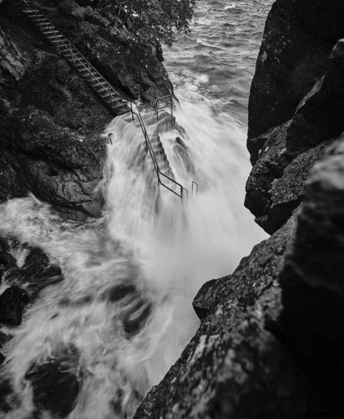 Ola Grande Lava Sobre Una Escalera Junto Mar Con Rocas —  Fotos de Stock