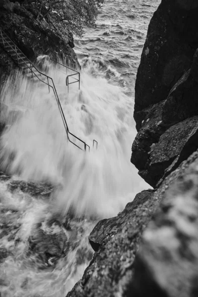 Ola Grande Lava Sobre Una Escalera Junto Mar Con Rocas —  Fotos de Stock