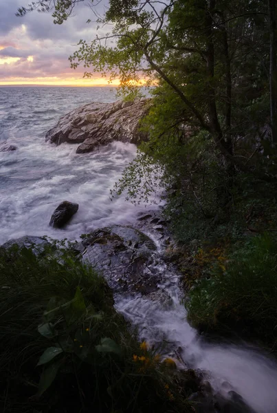Küçük Şelale Büyük Dalgalarla Denize Akar Kayalıklar Arka Planda Gün — Stok fotoğraf