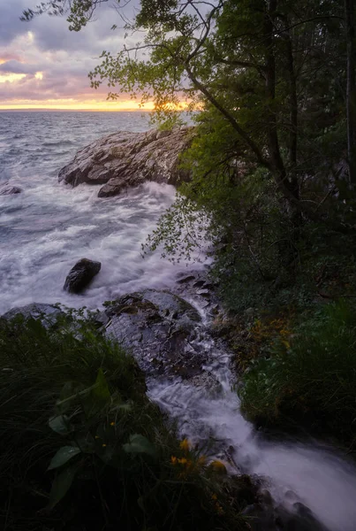 Piccole Cascate Sfociano Mare Con Grandi Onde Scogliere Tramonto Sullo Fotografia Stock