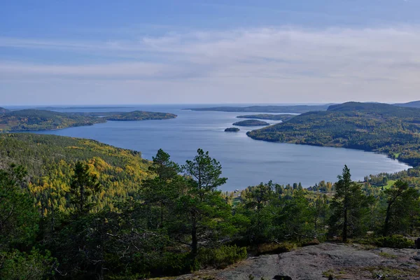 Belle Vue Sur Les Montagnes Forestières Mer Par Une Journée Image En Vente