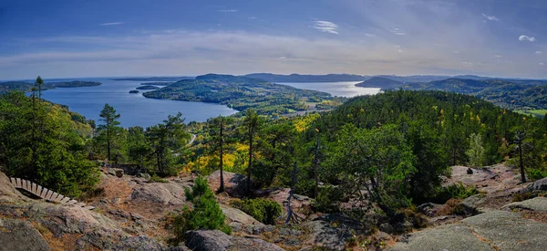 Belle Vue Sur Les Montagnes Forestières Mer Par Une Journée Photo De Stock