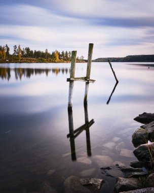 Denizden çıkan kutupların uzun pozlama fotoğrafı.