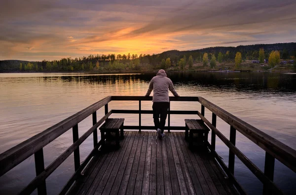 Homme Tient Sur Une Jetée Regarde Mer Coucher Soleil Forêt Images De Stock Libres De Droits