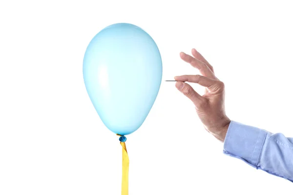 Finans veri bloğu kavramı: beyaz adamın elini tutan bir tırnak kırpma yoluyla izole bir parti balon patladı