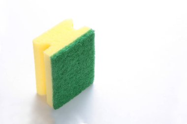 Beyaz arka plan üzerinde izole sarı bulaşık makinesi sünger