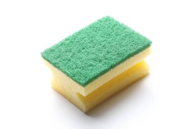 Beyaz arka plan üzerinde izole sarı bulaşık makinesi sünger