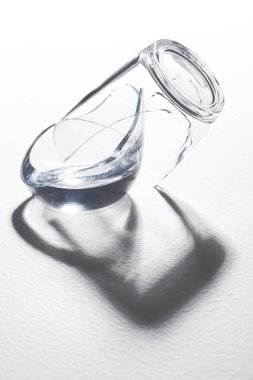 kırılmış cam üzerinde beyaz arka plan üzerinde Kapat