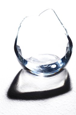 kırılmış cam üzerinde beyaz arka plan üzerinde Kapat