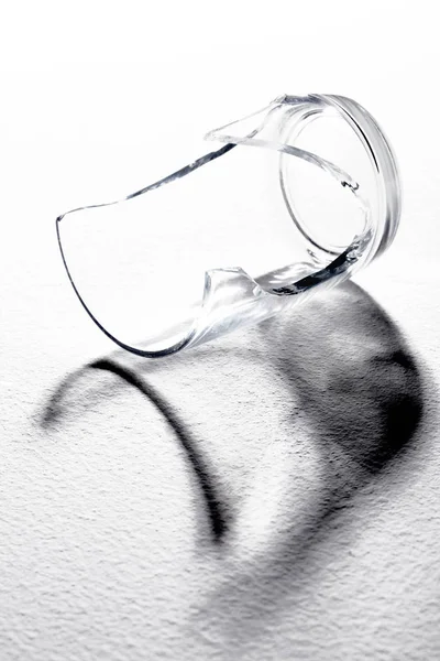 白い背景にガラスの破片をクローズ アップ — ストック写真