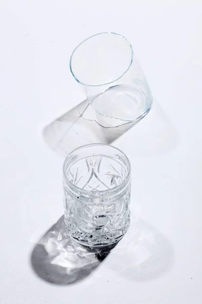 Deux Verres Différents Sur Fond Blanc — Photo