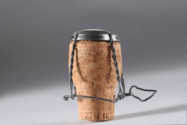 gri arka plan üzerinde şampanya mantar