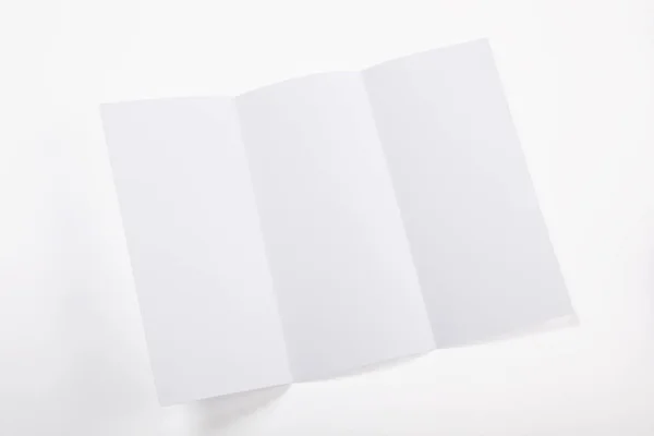 Λευκό Χαρτί Διπλωμένο Φύλλο Που Απομονώνονται Λευκό Φόντο Αντίγραφο Χώρου — Φωτογραφία Αρχείου