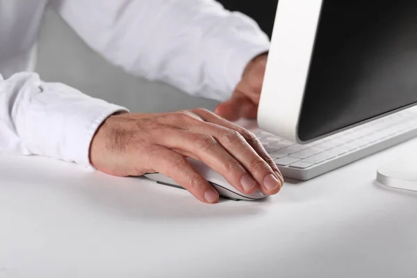 コンピューターのマウスを使用して人間の手 — ストック写真
