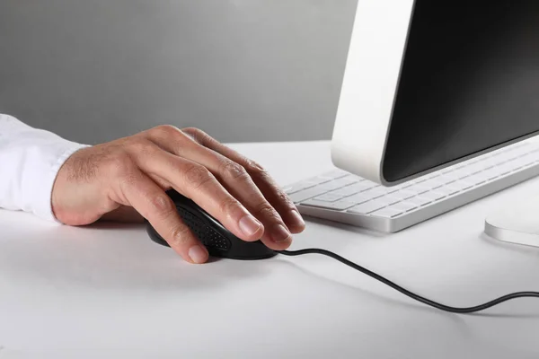 コンピューターのマウスを使用して人間の手 — ストック写真