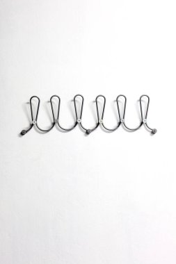 Beyaz bir duvar üzerinde elbise askısı