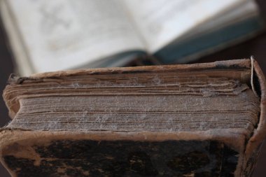 okuma gözlüğü ile eski tozlu kitap