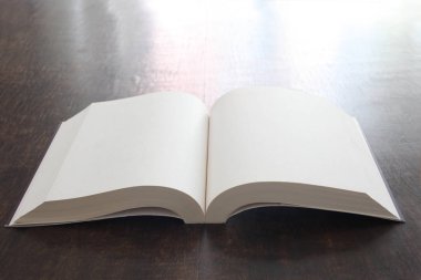 kitap kopya alanı ile ahşap bir tabloda boş sayfaları ile açın
