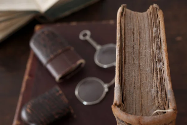 Viejo Libro Polvoriento Con Gafas Lectura —  Fotos de Stock