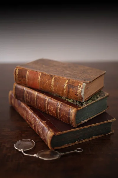 Alte Bücher Auf Einem Antiken Holztisch Gestapelt — Stockfoto