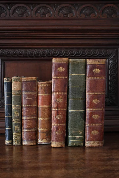 Oude Boeken Opgestapeld Een Oude Meubels — Stockfoto
