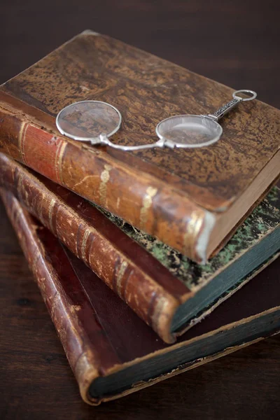 Alte Bücher Auf Einem Antiken Holztisch Gestapelt — Stockfoto