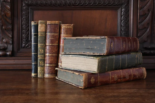 Oude Boeken Opgestapeld Een Antieke Houten Meubelen — Stockfoto