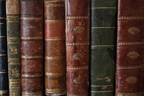 Stare Książki Ułożone Zabytkowe Meble Drewniane — Zdjęcie stockowe