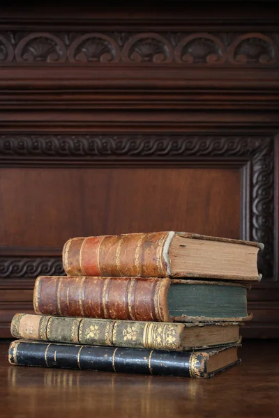 Oude Boeken Opgestapeld Een Oude Meubels — Stockfoto