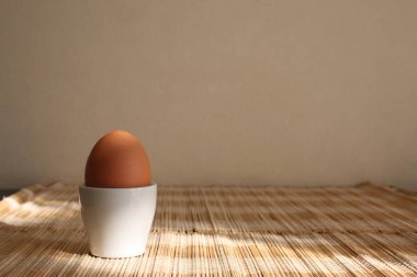Yumurta kabında haşlanmış yumurta.