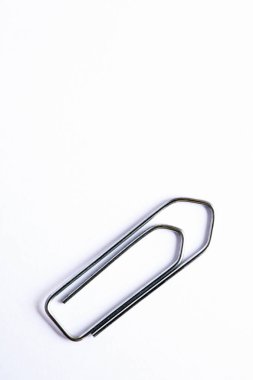 Kağıt atacı beyaz arkaplanda izole edildi 