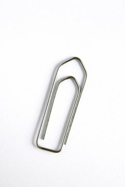 Kağıt atacı beyaz arkaplanda izole edildi 