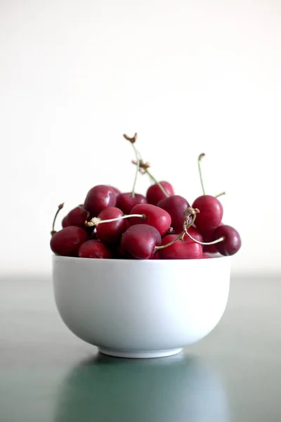 Tigela Cheia Cerejas Vermelhas Maduras — Fotografia de Stock