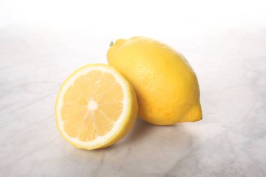 metin için kopya alanı ile mermer bir masada tam ve yarım limon