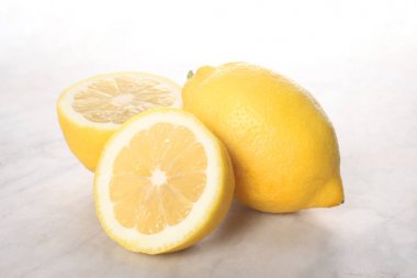 metin için kopya alanı ile mermer bir masada tam ve yarım limon