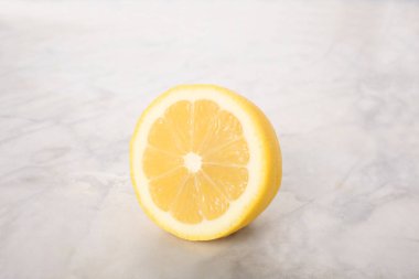 mermer bir masa üzerinde yarım limon dinlenme