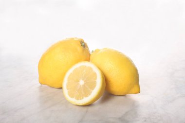 metin için kopya alanı ile mermer bir masada tam ve yarım limon