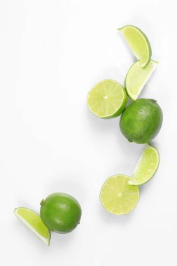 kireç meyve dolu, ikiye kesilmiş ve karanfil metin için kopya alanı ile beyaz arka plan izole