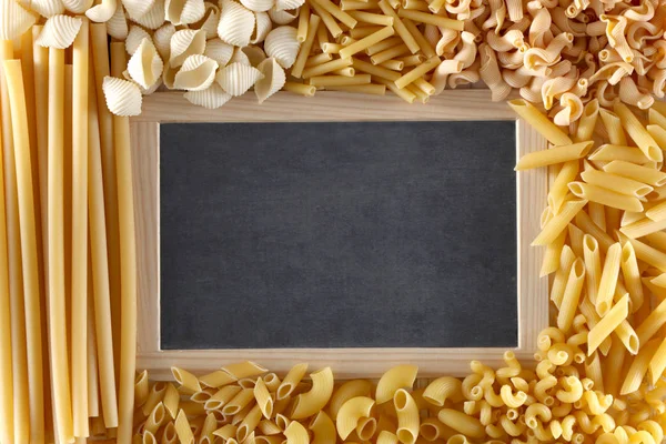 Verschiedene Nudelsorten Rund Eine Leere Tafel Mit Kopierplatz Für Ihren — Stockfoto