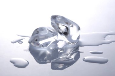 kopya alanı ile beyaz arka planda eriyen buz küpleri