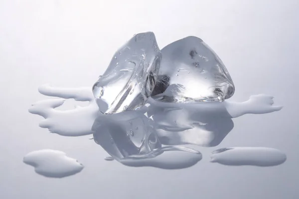 Cubos Hielo Que Derriten Sobre Fondo Blanco Con Espacio Copia —  Fotos de Stock