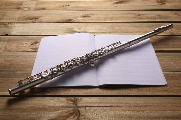 Flauta Transversal Partitura Música Descansan Baord Madera —  Fotos de Stock
