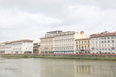 Nisan 22 2019, Floransa, İtalya: metin için kopya alanı ile Arno nehir üzerinde görünüm